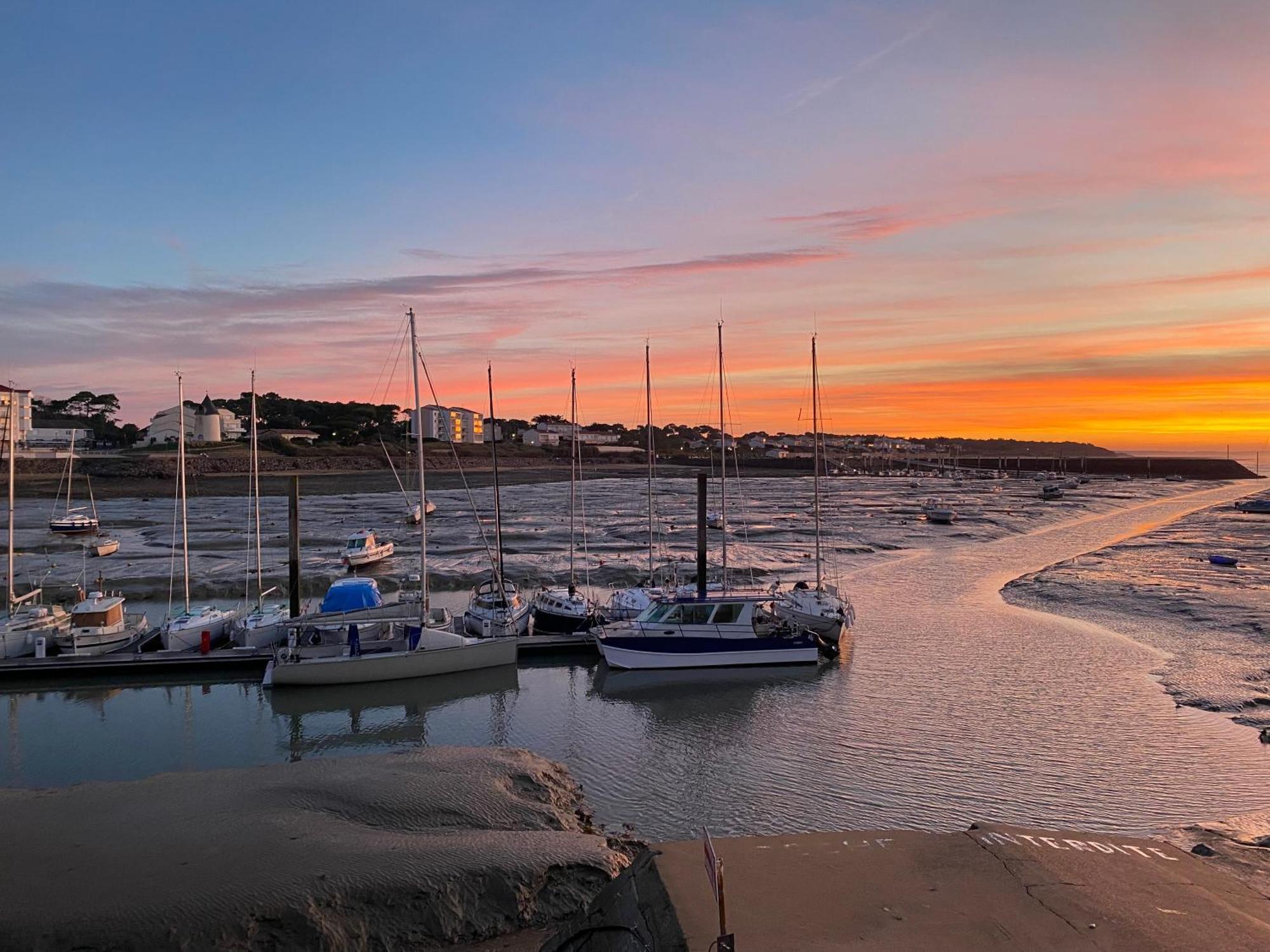 Appartement Vue Sur Mer Et Le Port Jard-sur-Mer Exterior photo